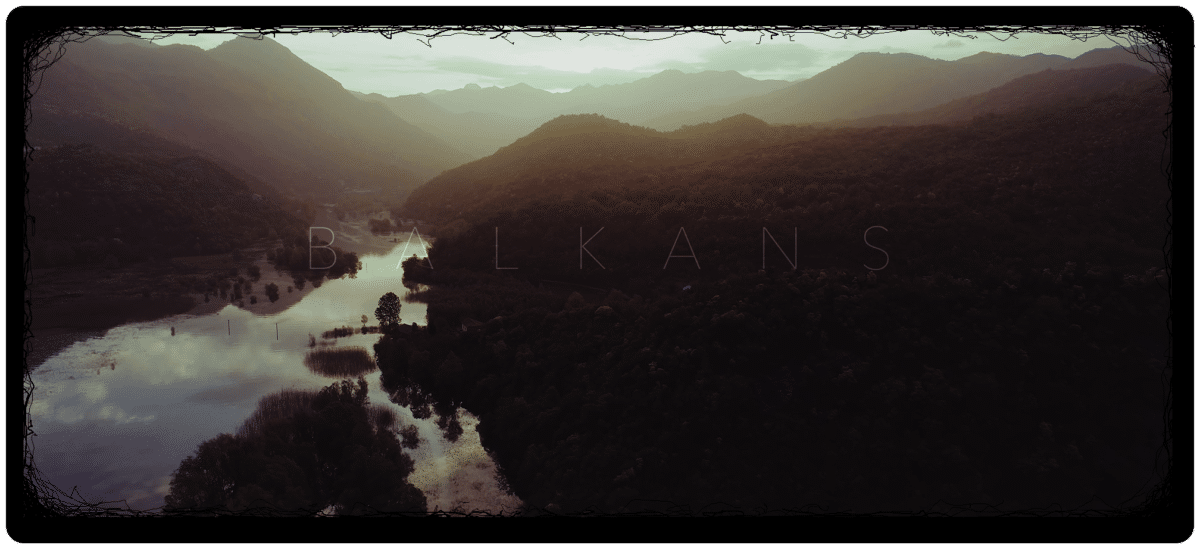 Documentaire Balkans, paysage de rivière au crépuscule